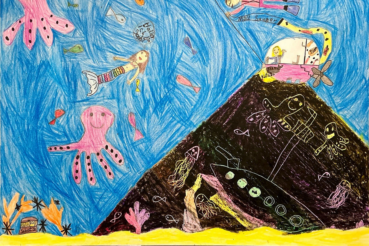 Auf einer Zeichnung schwimmen Tintenfische, Taucher und ein U-Boot im Meer
