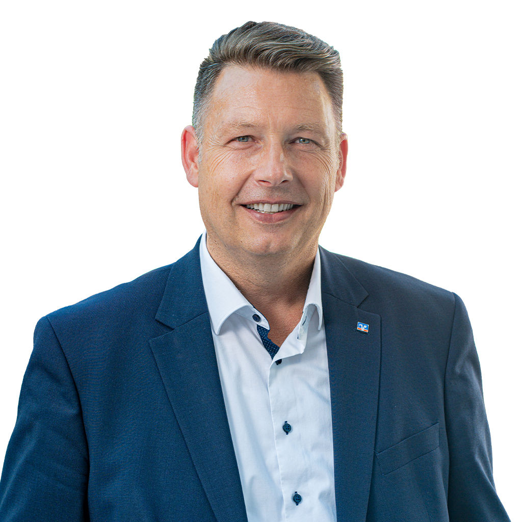 Ein freundlich lächelnder Mann in einem blauen Anzug