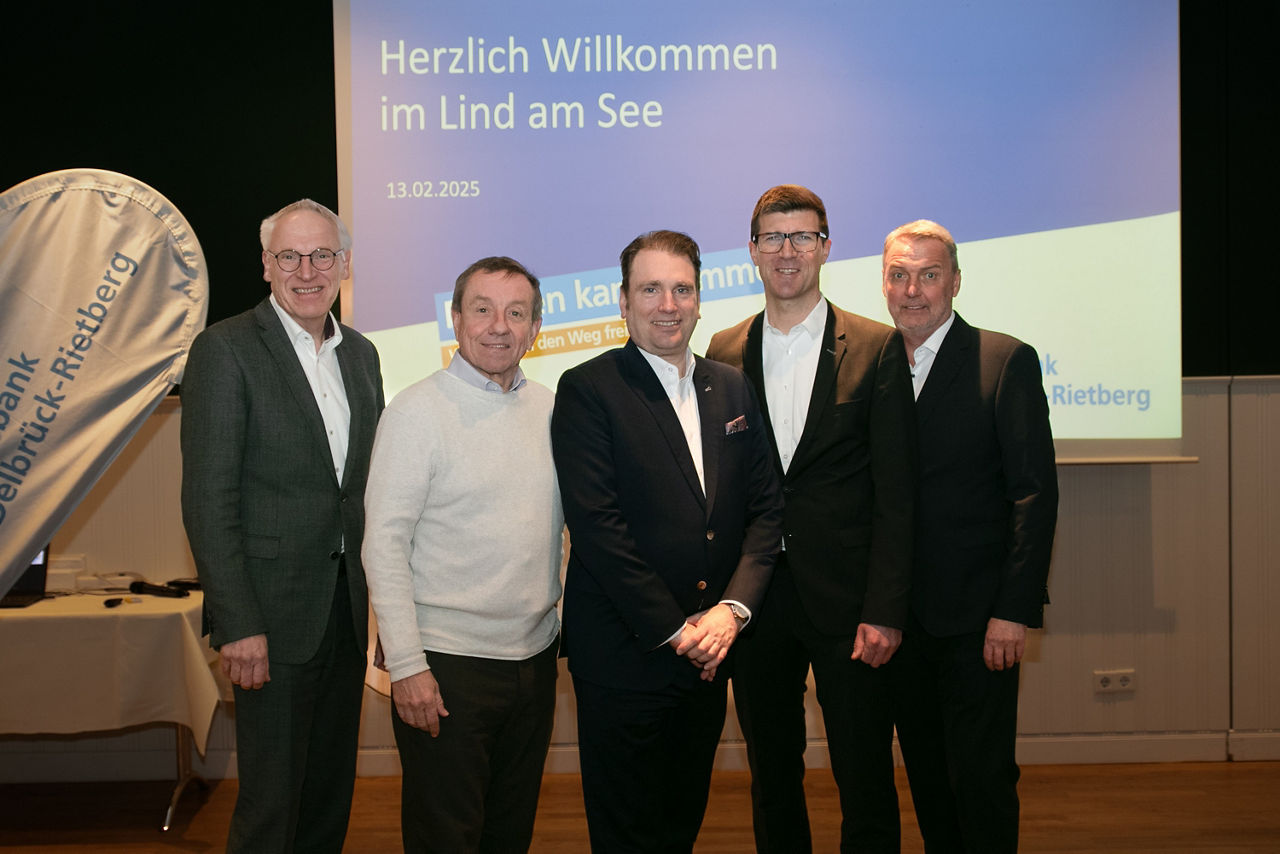 Gruppenbild mit Referent und Verantwortliche der Volksbank