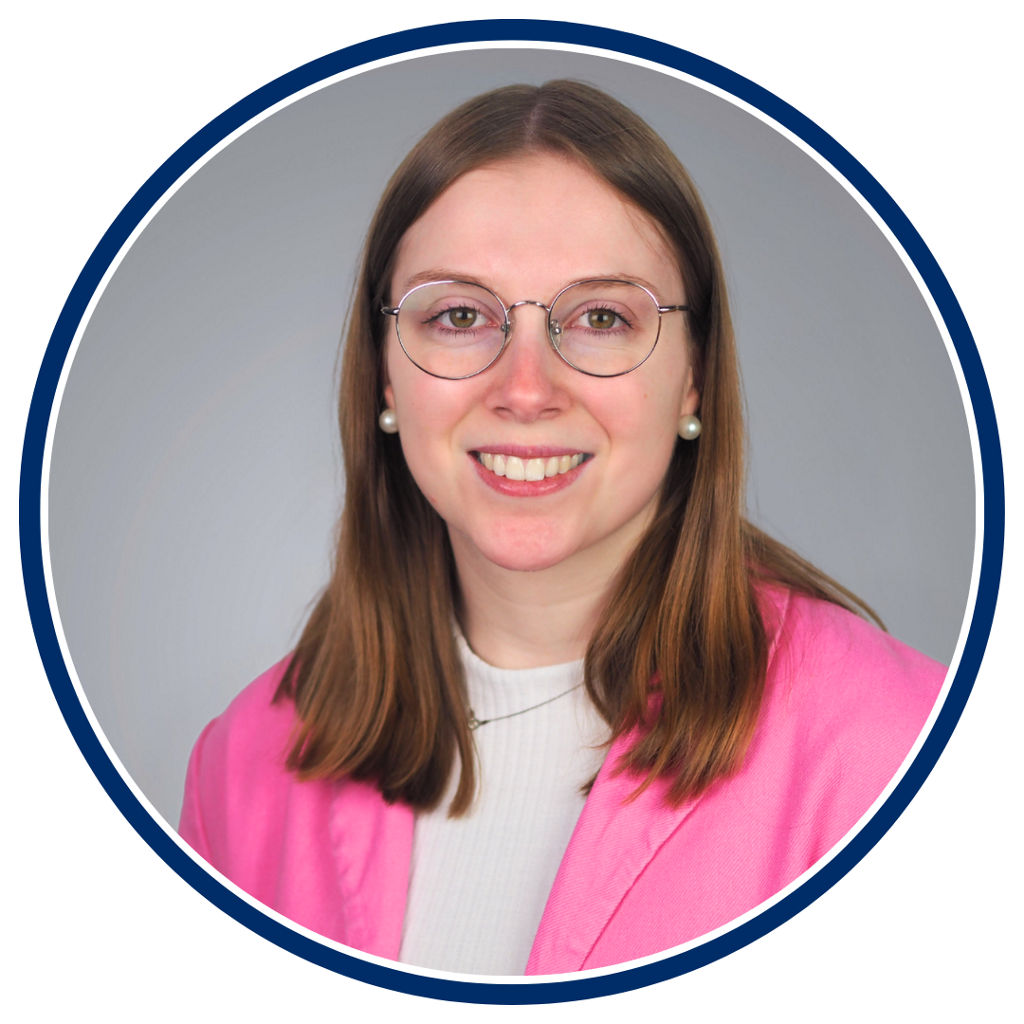 Frau mit Brille und langen Haaren