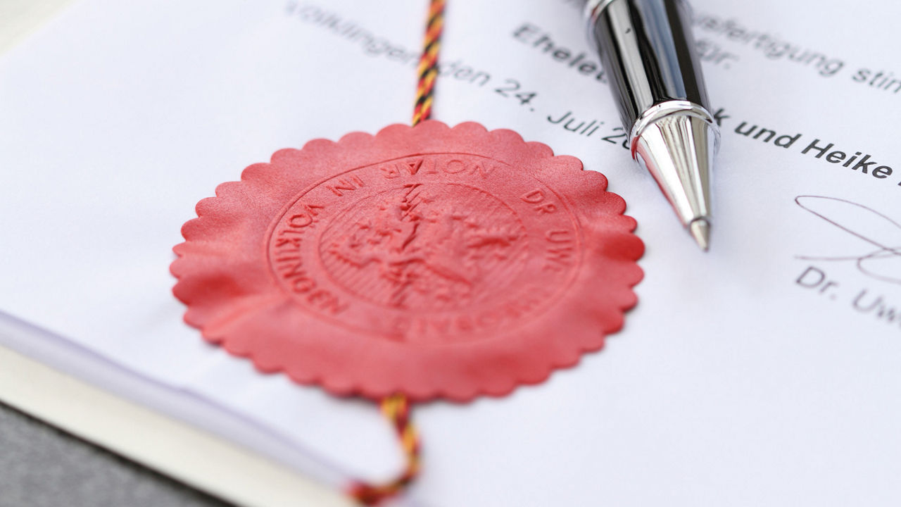 Siegel auf einem Vertrag mit Stift. 