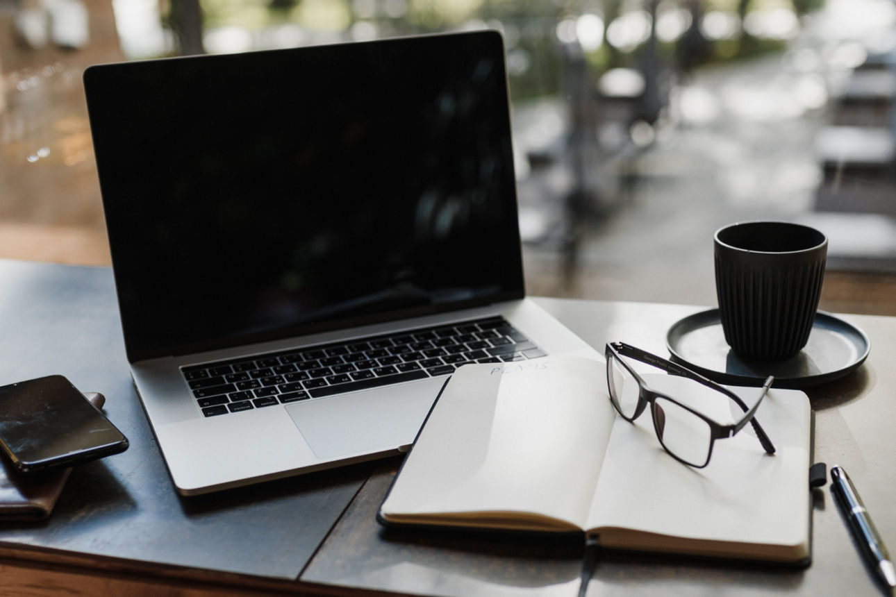 Laptop auf einem Schreibtisch 