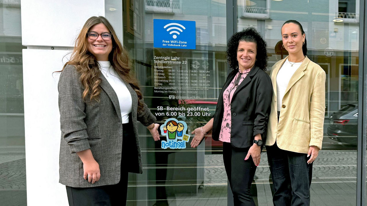 Das Bild zeigt drei Mitarbeiterinnen vor der Zentrale Lahr Schillerstraße