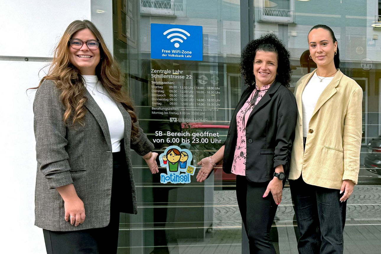 Das Bild zeigt drei Mitarbeiterinnen vor der Zentrale Lahr Schillerstraße