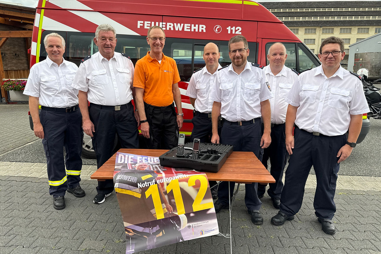 Übergabe eines Notrufkoffers an die Freiwillige Feuerwehr Lahnstein für die Brandschutzerziehung in Kindergärten und Grundschulen.