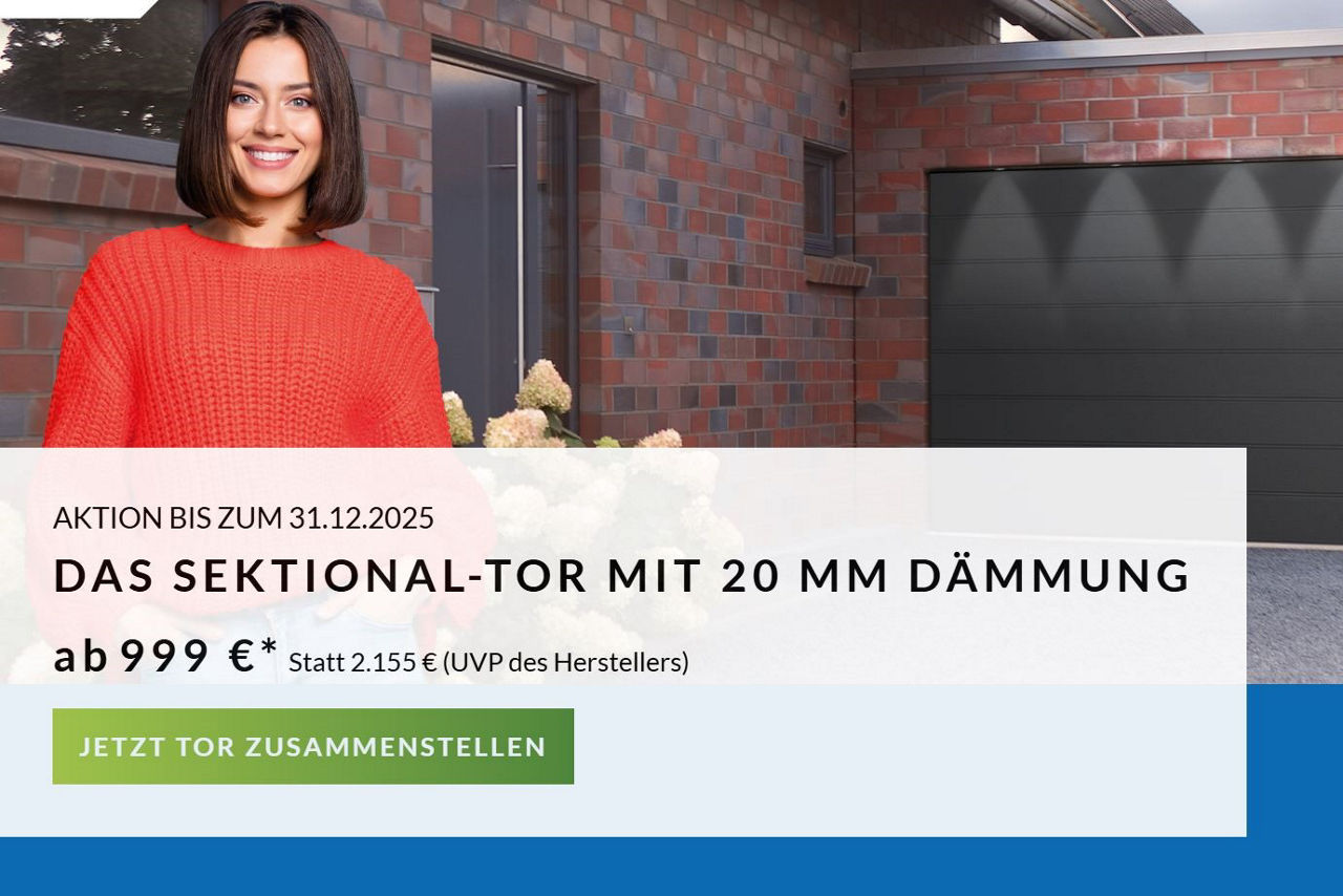 Junge Frau vor Haus mit Garage