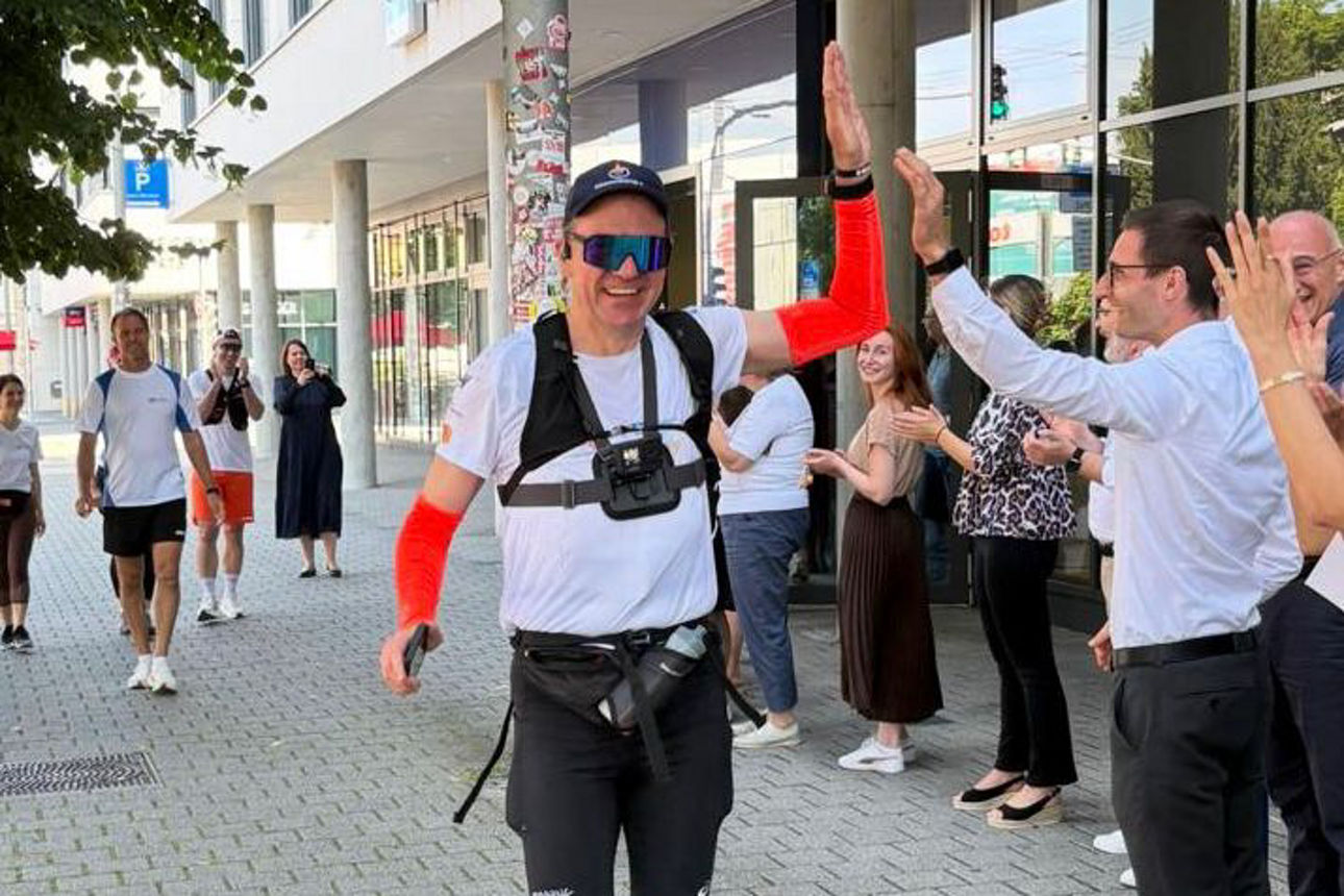 Unser Kollege Tobias läuft zu Fuß durch unser Geschäftsgebiet