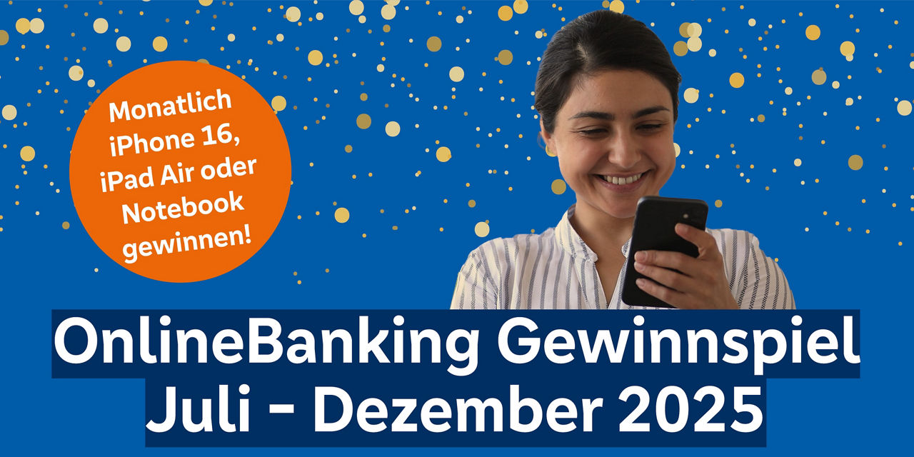 Eine Frau hält ein Smartphone vor blauem Hintergrundmit mit gold-weißemn Konfetti in der Hand