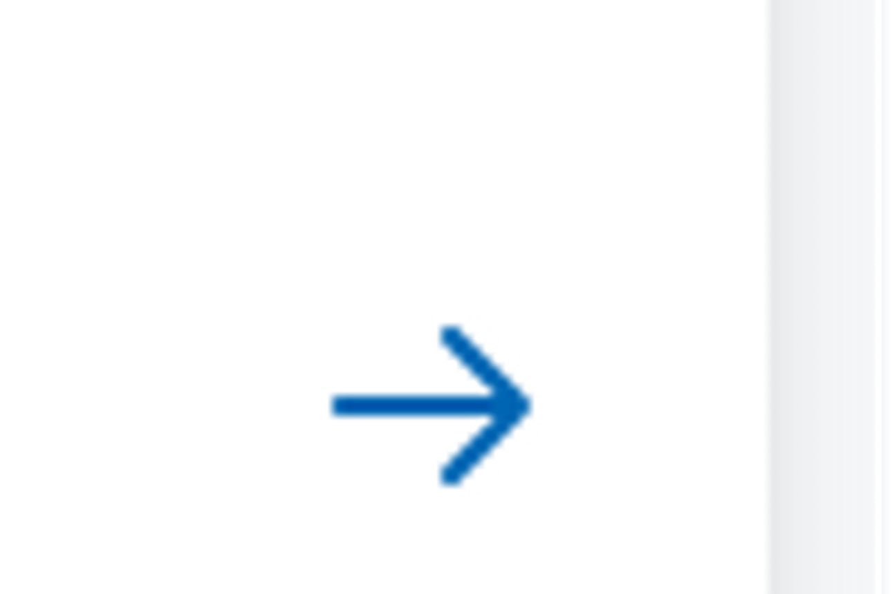 Fräu hält in linker Hand ihr Smartphone mit Banking App und in rechter Hand eine Tasse Cappucino