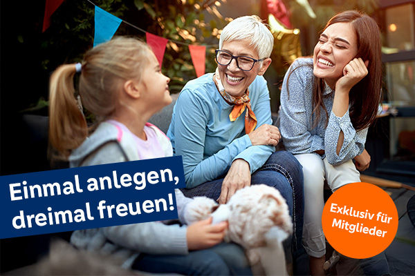 3 Frauen sitzen auf einer Party und lachen gemeinscam