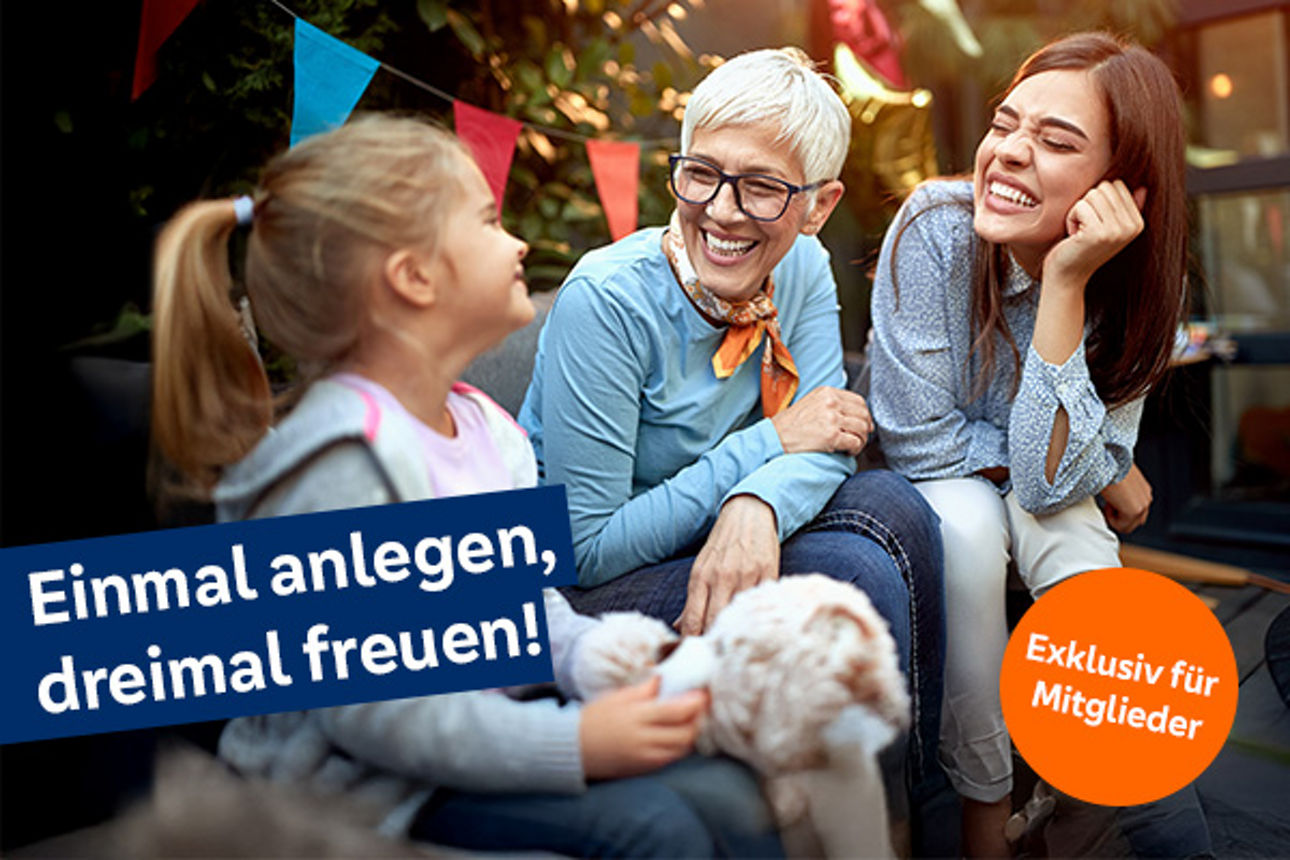 3 Frauen sitzen auf einer Party und lachen gemeinscam