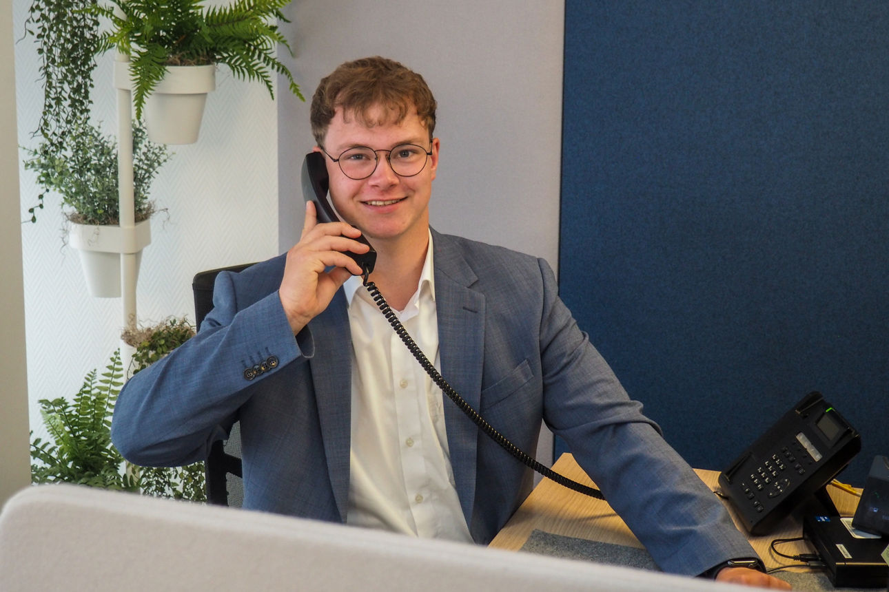 Ein Mitarbeiter ist am telefonieren