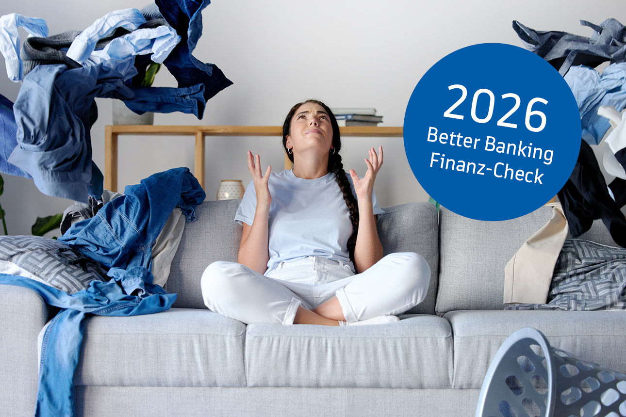Frau die auf dem Sofa liegt und um sie herum fliegen Klamotten. Störer mit Aufschrift 2026 Better Banking Finanz-Check