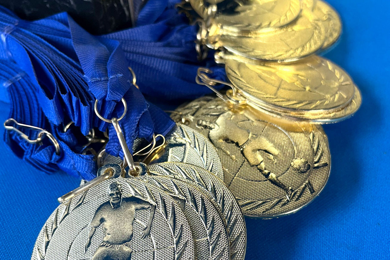 Objekte der Begierde: Die Medaillen für die TOP3-Teams beim VR Bank Cup