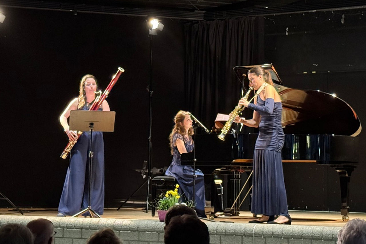 Das Trio Aurora auf der Bühne beim Odenthaler Kammerkonzert: Drei Musikerinnen spielen Fagott, Klavier und Sopransaxophon.