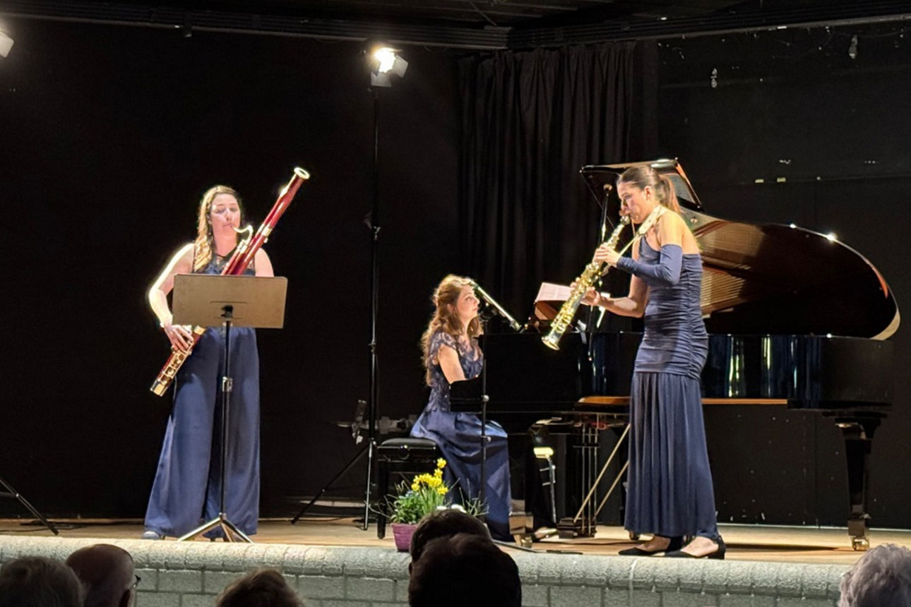 Das Trio Aurora auf der Bühne beim Odenthaler Kammerkonzert: Drei Musikerinnen spielen Fagott, Klavier und Sopransaxophon.