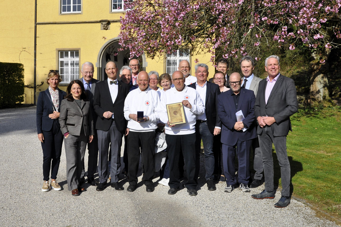 Gruppenfoto vor Schloss Strauweiler mit u.a. Peter und Willi Kombüchen, Christoph Gubert (Volksbank Berg) und Dietmar Tönnies