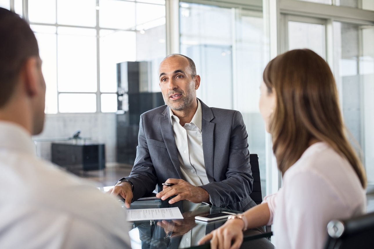 Ein Paar lässt sich beraten.