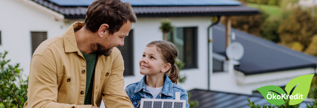 Vater und Tochter vor dem energetischen Neubau