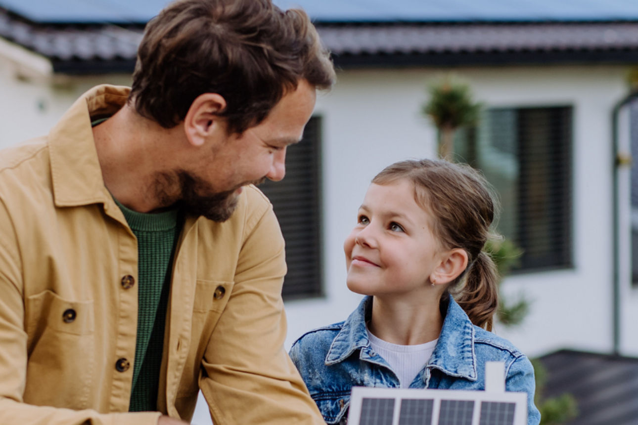 Vater und Tochter vor dem energetischen Neubau