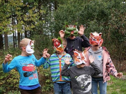 Kinder mit Masken vom ökumenischen Hospizverein