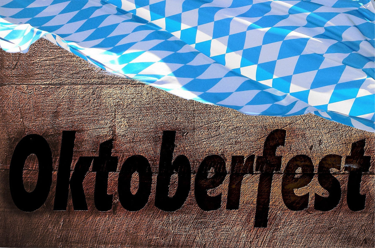 Oktoberfest - Holzplatte mit bayrischer Fahne