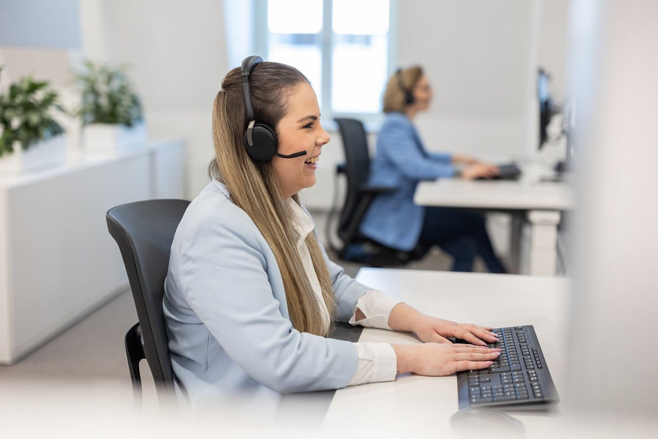 Eine Volksbank-Mitarbeiterin im telefonischen Kundenservice