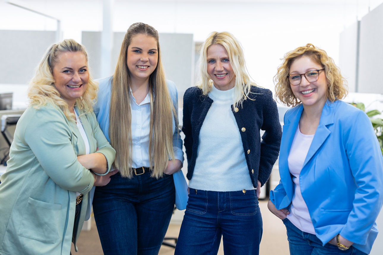 Eine Gruppe von vier Frauen in einem Büro