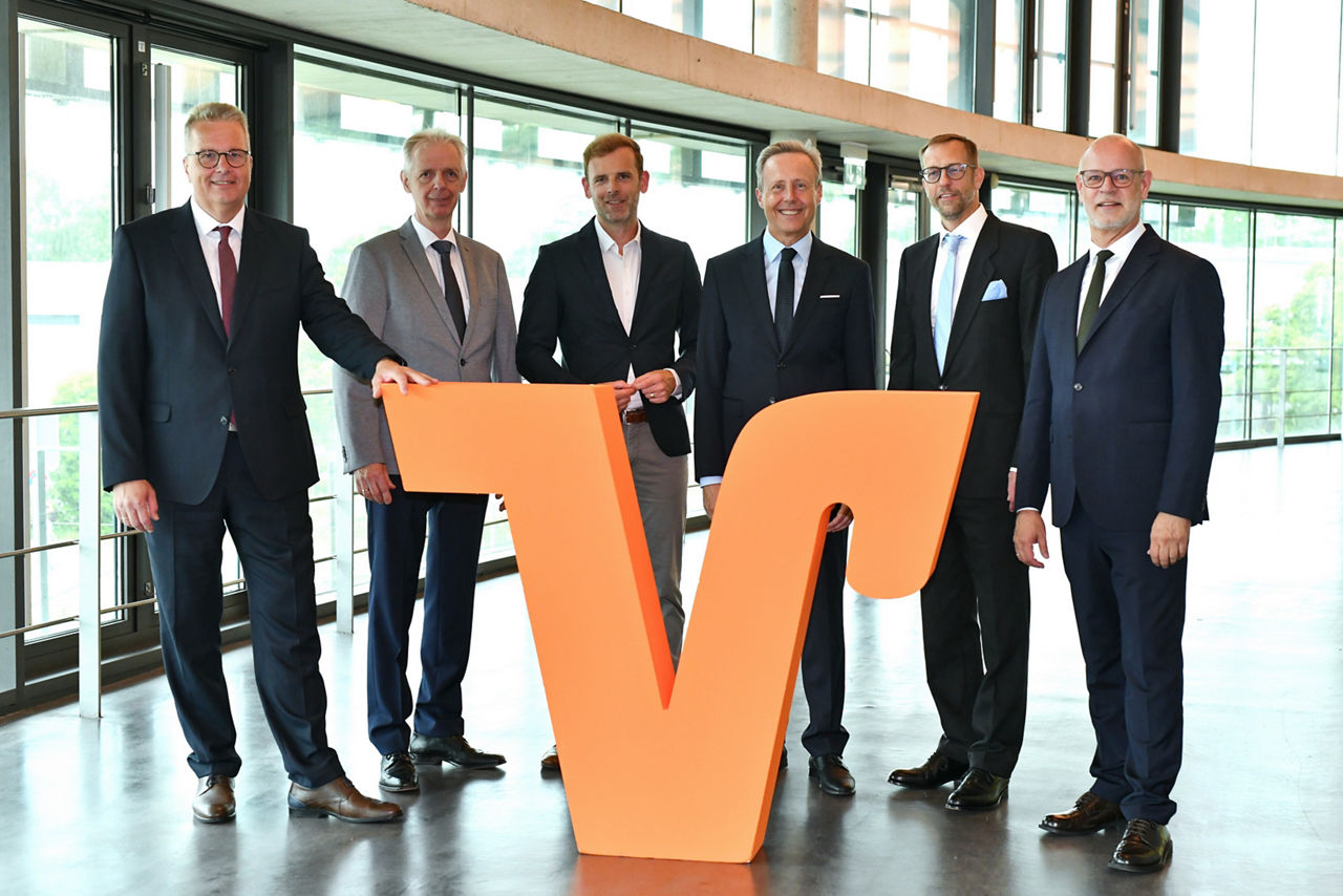 Gruppenfoto mit Volksbank-Vorstand, Gastredner, Aufsichtsratsvorsitzendem und stv. Aufsichtsratsvorsitzendem