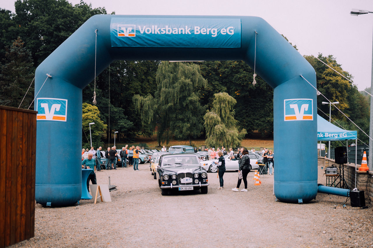 Oldtimer unter dem Volksbank Berg - Start- und Zielbogen