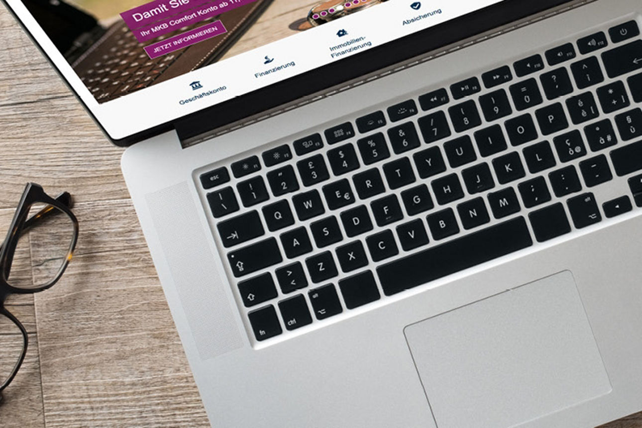 Laptop, Tablet und Smartphone mir offener Webseite