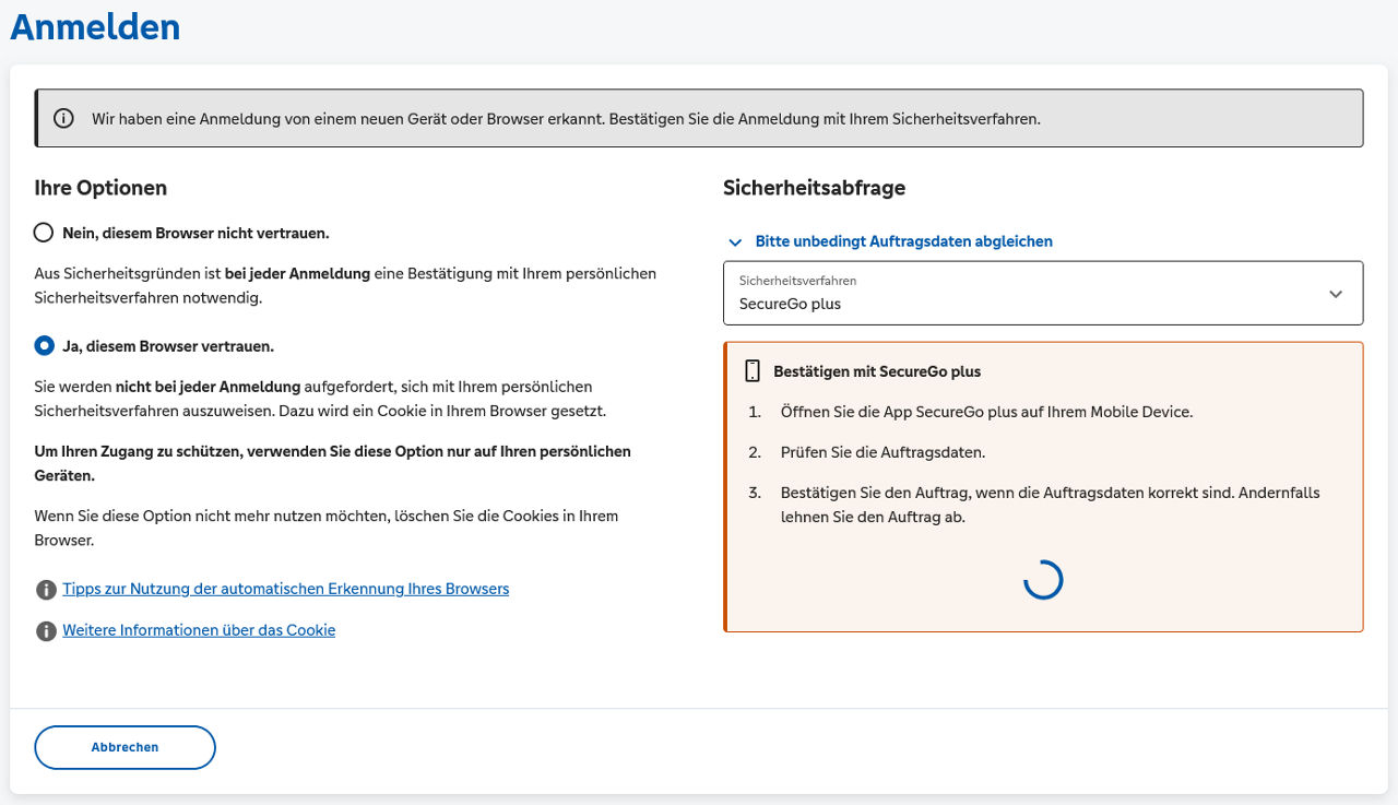 Anmeldeseite der Sparda-Bank Nürnberg eG. Ein Hinweisfeld informiert darüber, dass eine Anmeldung von einem neuen Gerät oder Browser erkannt wurde und eine Bestätigung mit einem Sicherheitsverfahren erforderlich ist.  Links werden Auswahlmöglichkeiten angezeigt, um festzulegen, ob diesem Browser vertraut werden soll. Eine Option erlaubt es, dem Browser zu vertrauen, wodurch eine zukünftige Sicherheitsabfrage entfällt. Es wird darauf hingewiesen, diese Einstellung nur auf persönlichen Geräten zu nutzen. Zusätzlich sind Links mit weiteren Informationen und Nutzungstipps vorhanden.  Rechts befindet sich der Bereich Sicherheitsabfrage. Als Sicherheitsverfahren ist „SecureGo plus“ ausgewählt. Darunter wird erklärt, dass die SecureGo-plus-App auf dem mobilen Gerät geöffnet, die Auftragsdaten geprüft und anschließend bestätigt oder abgelehnt werden müssen. Ein Ladesymbol zeigt an, dass auf die Bestätigung gewartet wird. Am unteren Rand der Seite ist eine Schaltfläche mit der Beschriftung „Abbrechen“.