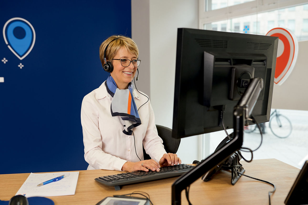 Grafik Computerbildschirm mit einem Kopf der einen Headset trägt und Sprechblase