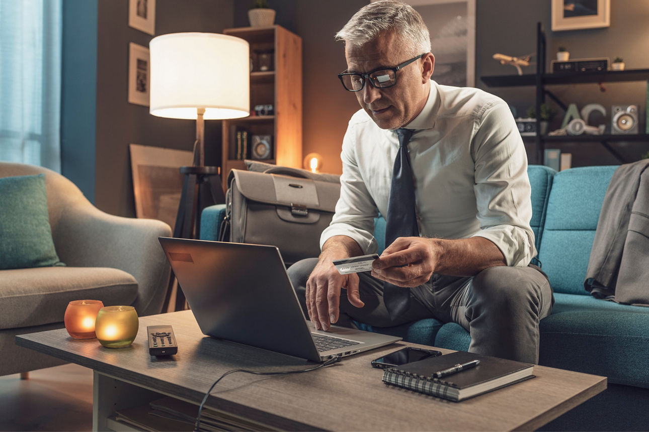 Ein Geschäftsmann benutzt sein Online Banking