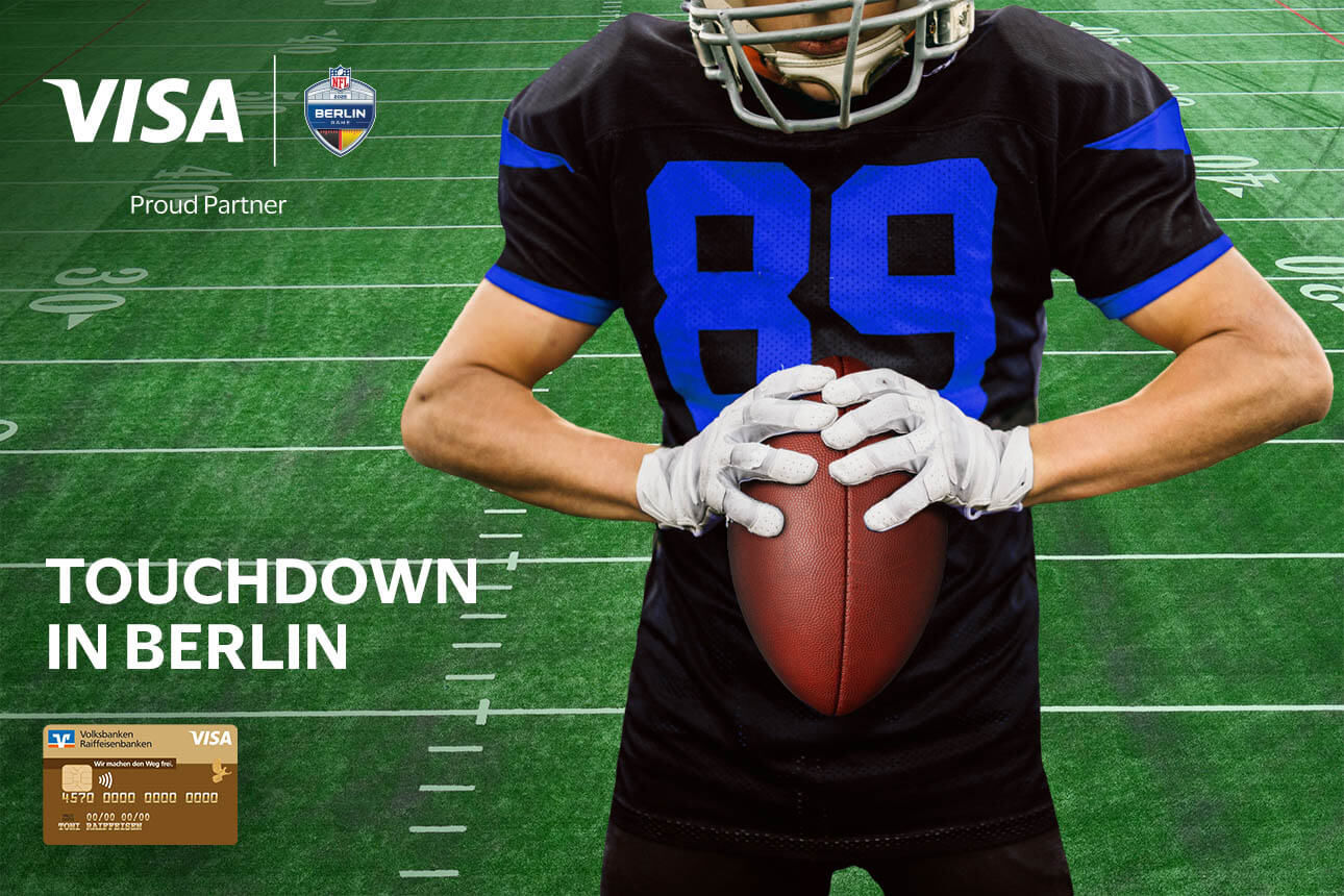 NFL-Spieler vor grünem Spielfeld und VISA-GoldCard