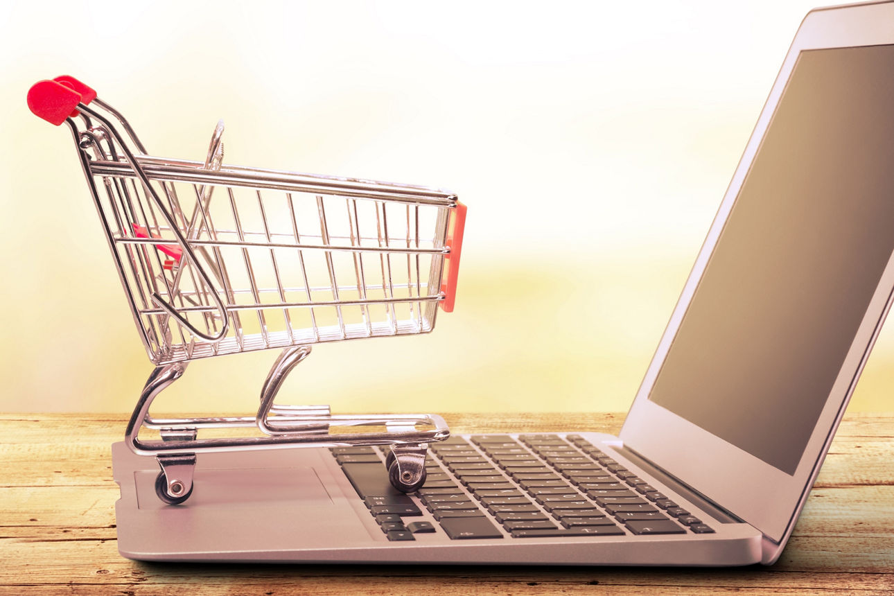 Spielzeugeinkaufswagen auf Laptop