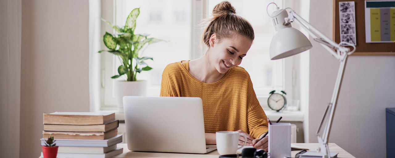 Eine junge Frau arbeitet an ihrem Laptop