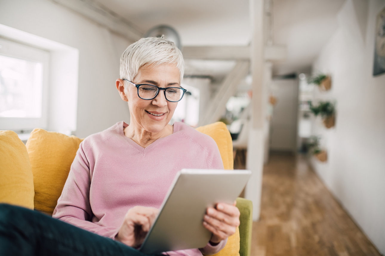 Eine Frau nutzt die Sm@rt-TAN-Verfahren am Laptop
