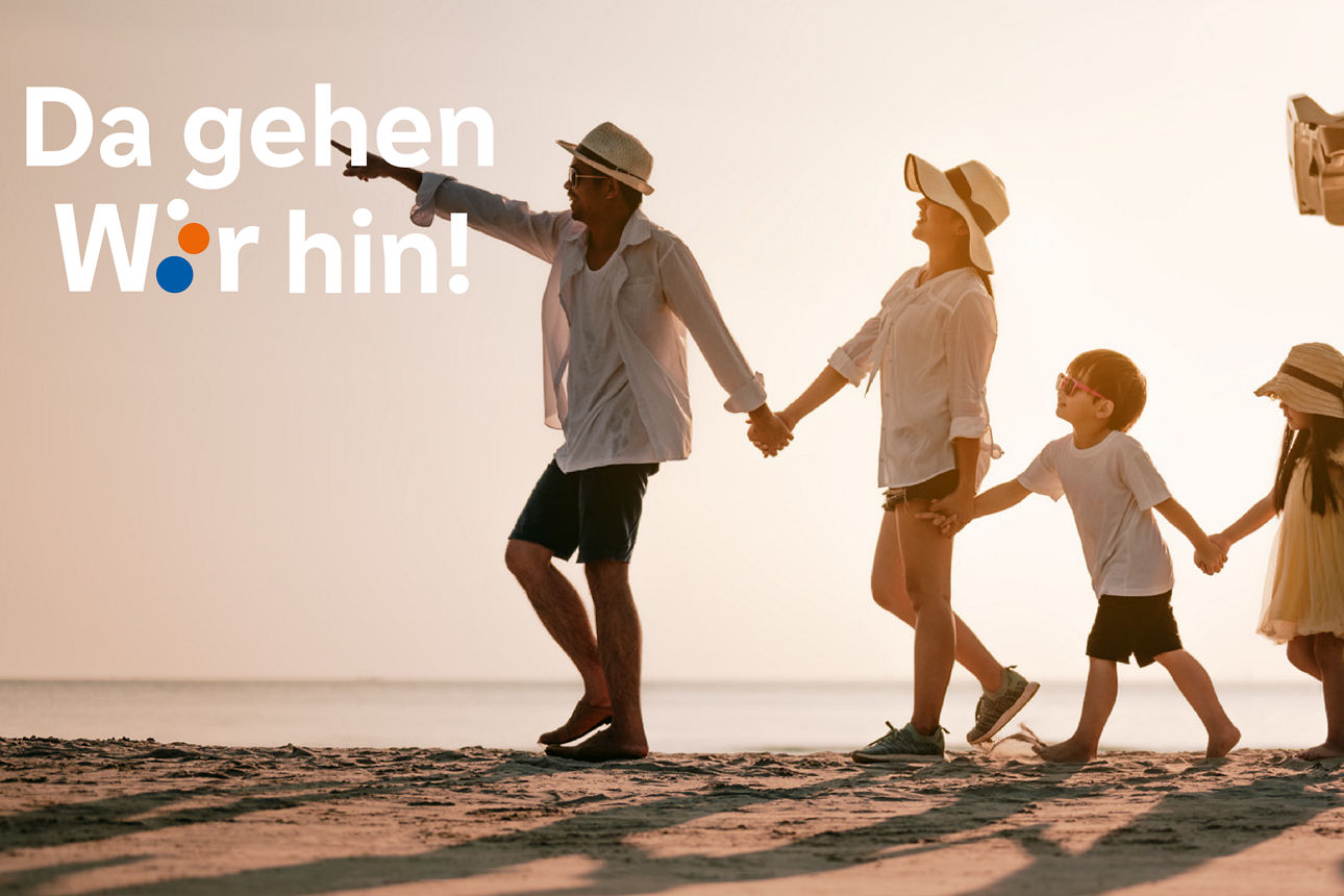 Mann, Frau und zwei Kinder gehen Hand in Hand von rechts nach links