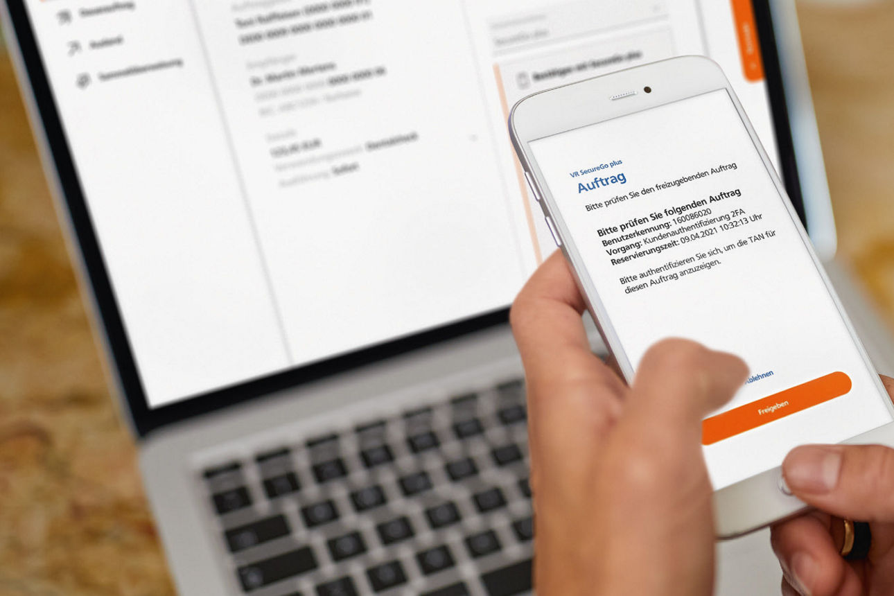 Eine Transaktion im Onlinebanking über das Smartphone freigeben.