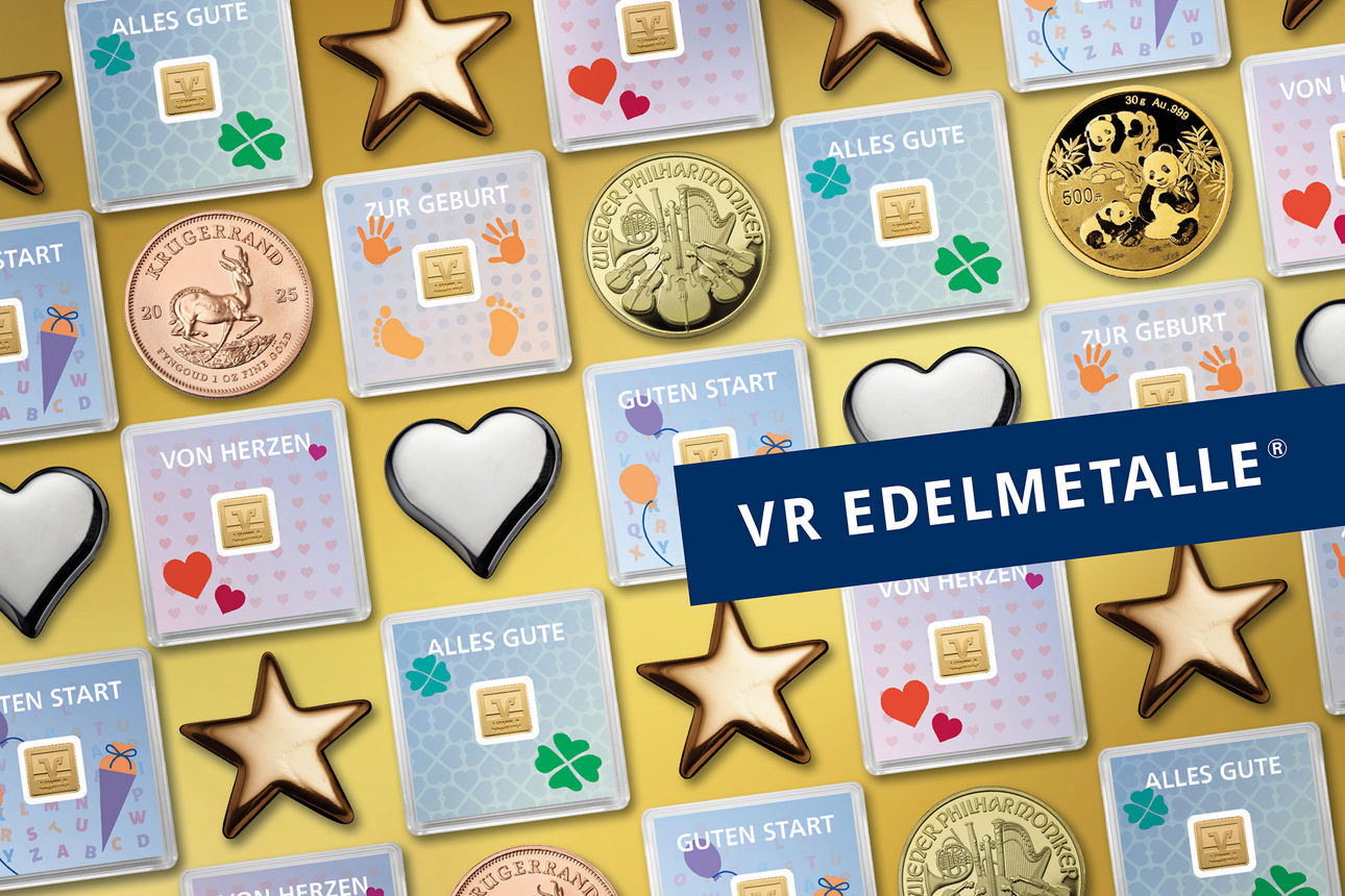 eine Nahaufnahme eines Stapels von Gold- und Silbermünzen, mit blauem Text überlagert