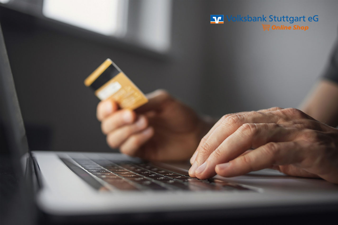 Männer, die einen Laptop bei der Arbeit benutzen. Online-Shopping, Internet-Banking-Konzept