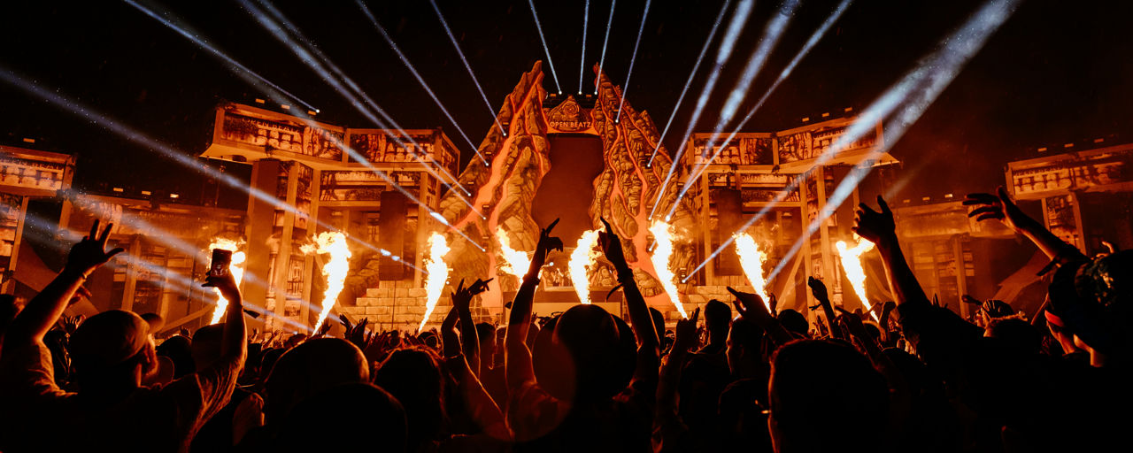 Festivalbühne mit Lichtershow beim OpenBeatz Festival