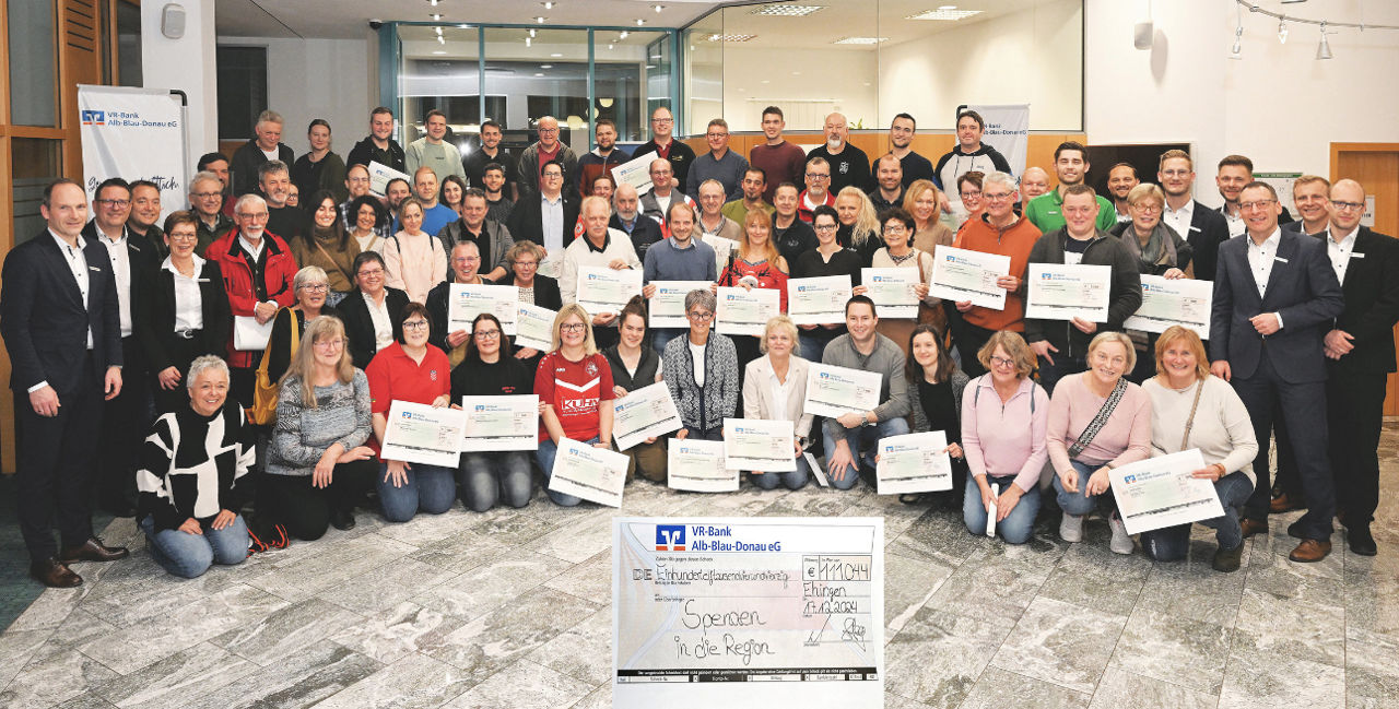 Viele Menschen mit Spendenschecks in der Hand