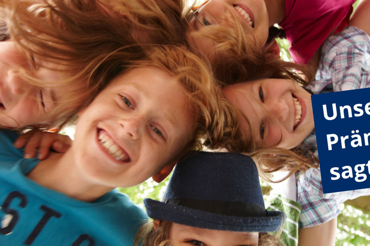 Kinder schauen von oben in die Kamera