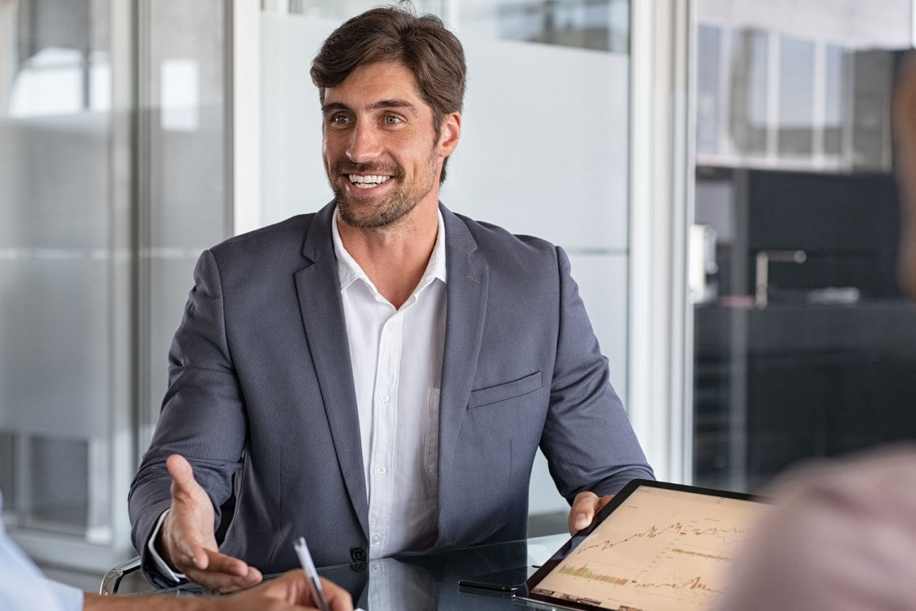 Zwei Männer bei einer Unterhaltung im Büro.