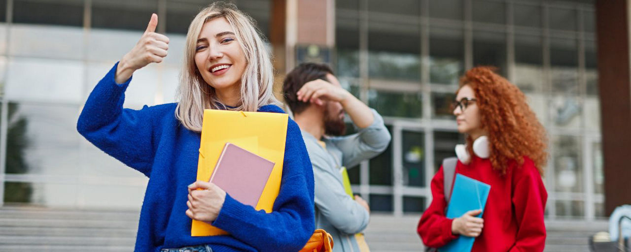 Studentin mit Unterlagen in der Hand