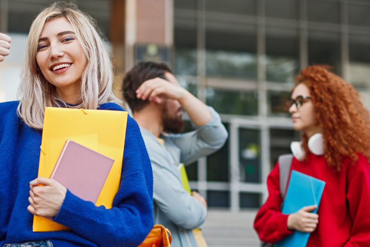 Studentin mit Unterlagen in der Hand