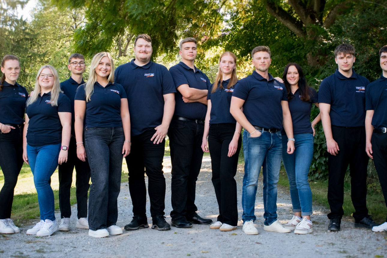 Gruppe von jungen Leuten draußen im Grünen