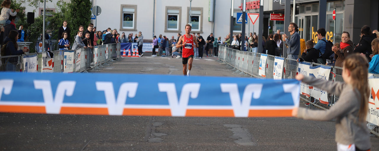 Mehrere Läuferinnen und Läufer beim Altstadtlauf Ettlingen